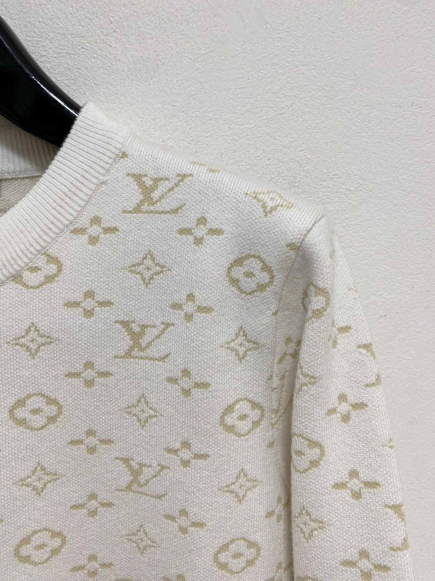 🅿️440 LV crew neck sweater, made of wool blended yarn, has good warmth retention, fluffy and soft, doubles skin care, giving you a lightweight wearing experience. High-quality natural fibers ensure high-quality life. The whole piece adopts solid color single-sided craftsmanship, leaving loose space when fit, solid color plain weave, neat texture, solid color design, durable and high-end. The half-high collar zipper design is meticulous in workmanship, fashionable and versatile. The back shoulder design is simple and comfortable. At the same time, the use of counter-stitch connection highlights the quality in the details, making the temperament more low-key, restrained, calm and stylish, and better showing the clean and tidy side of successful men. The collar, cuffs, and hem are made of dense rib weaving, which is tight and elastic, not easy to deform, and highlights the details and texture. Whether worn alone or layered, it can not only give you a warm feeling, but also give you a sophisticated sense of fashion.      Size: M-XXXL